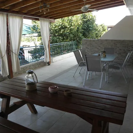 Latchi Marina D2 House بيت للعطل *